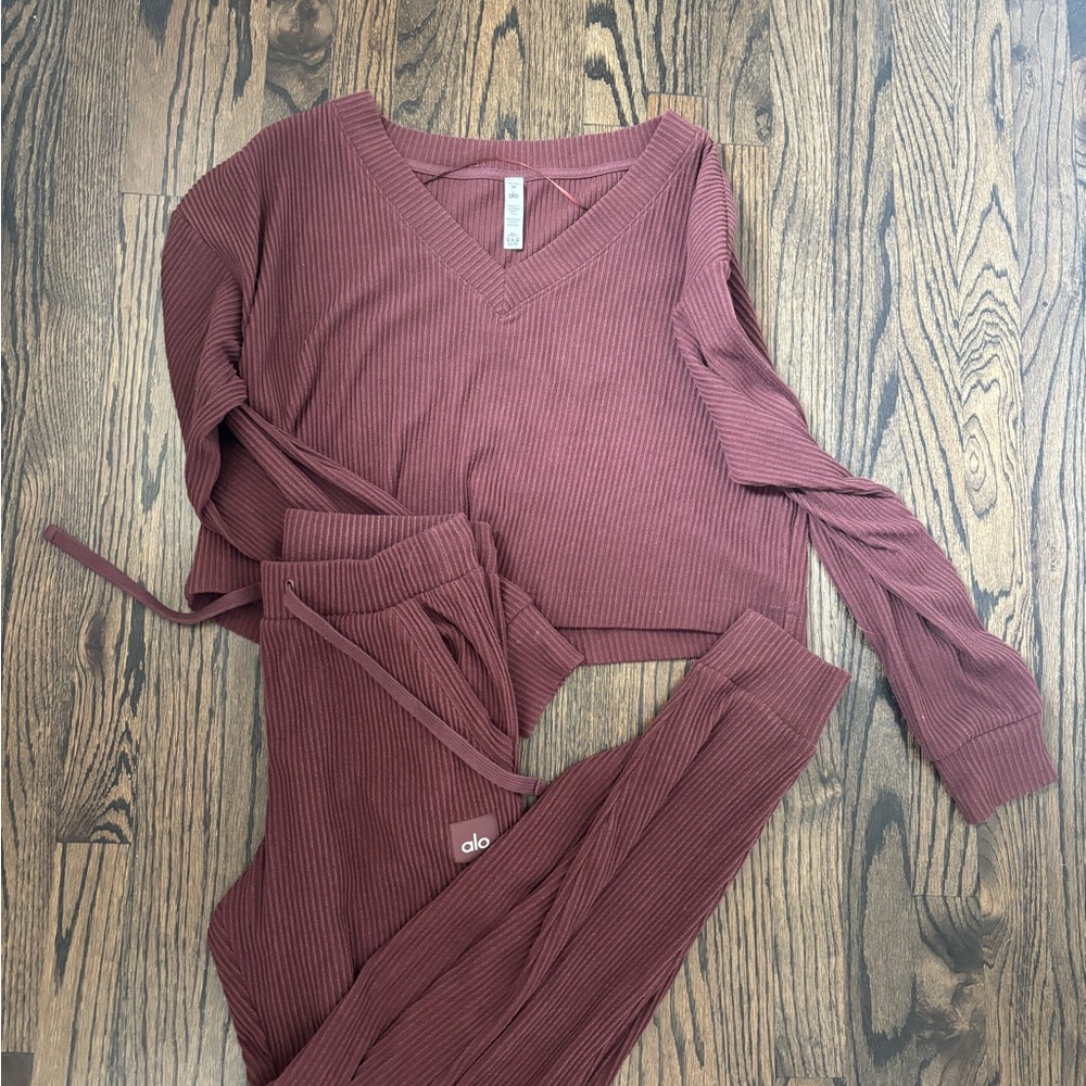 ALO Yoga Muse Set Maroon